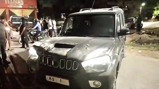 एसयूवी की टक्कर से मकान की दीवार में घुसी एसयूवी