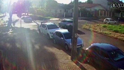 Vídeo mostra acidente entre carro e moto no Bairro Coqueiral