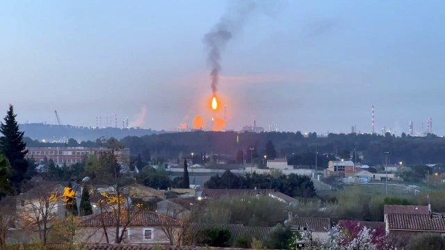 Lavéra : une torche au dessus du complexe pétrochimique