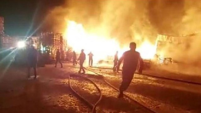 Palet fabrikasındaki yangın geceyi aydınlattı