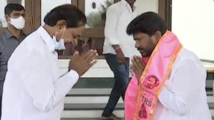 Nagarjuna Sagar Bypoll: BJP’s Kadari Anjaiah Yadav Joins TRS టిక్కెట్టు రాని కారణంగా...!! | Oneindia