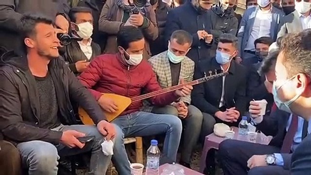 Ali Babacan Kürtçe türkü dinledi: Aşk böyle söyletiyor işte