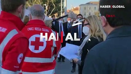 İtalya'nın Süper Mario'su randevu alıp eşiyle aşı sırası bekledi