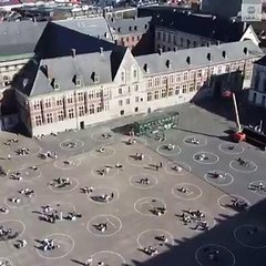 Belçika'nın  St.Peter Meydanı'na sosyal mesafe çemberleri çizildi