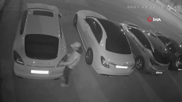 25 saniyede hırsızlık...Lüks otomobilin 50 bin liralık farlarını böyle çaldılar