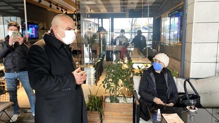 Kafede oturan kadınlarla, denetim yapan kaymakamın diyaloğu renkli görüntüler oluşturdu