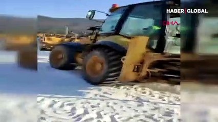 Muğla Bodrum'da plaja dökülen kuvars tozu kaldırılıyor