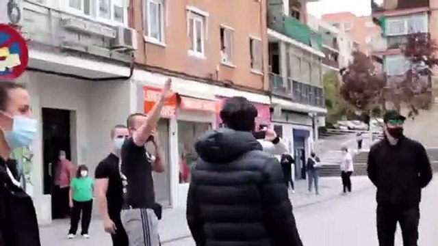 Un grupo de estética de neonazi increpa a Iglesias en Coslada