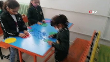 Vefakar öğretmenlerden örnek davranış...Hurda eşyaları derleyip sınır köyündeki okulu özel okula çevirdiler