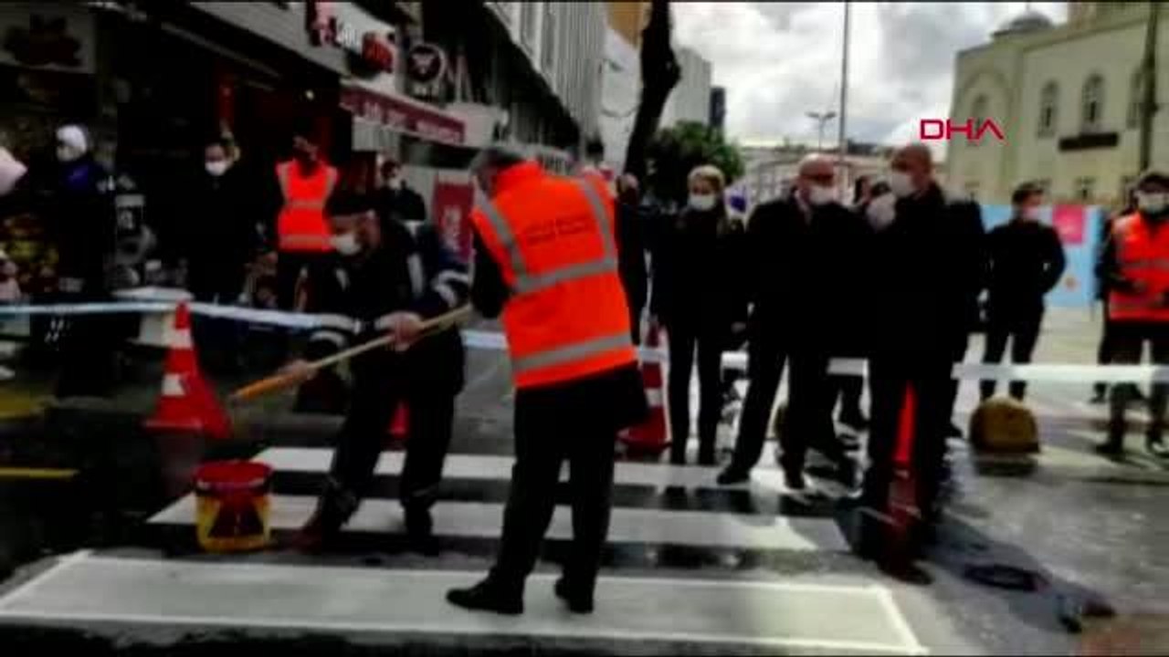 Esenler'de yaya geçidi kırmızıya boyandı