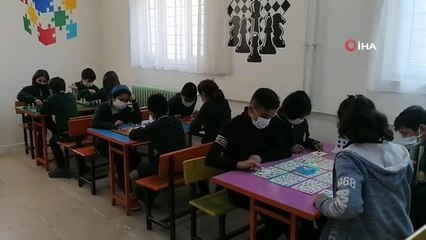 Vefakar öğretmenlerden örnek davranış...Hurda eşyaları derleyip sınır köyündeki okulu özel okula çevirdiler