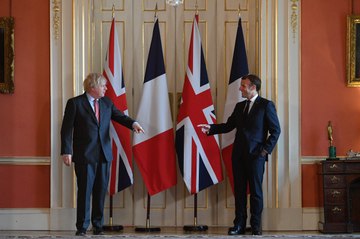 “On s’est mieux débrouillés que vous. Je veux mes doses”: coup de fil tendu entre Macron et Johnson sur les vaccins