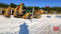 Bodrum'da plaja dökülen kuvars tozu, iş makineleriyle temizleniyor