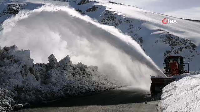Kar kalınlığı 6 metreye ulaştı, yol açma çalışması böyle görüntülendi
