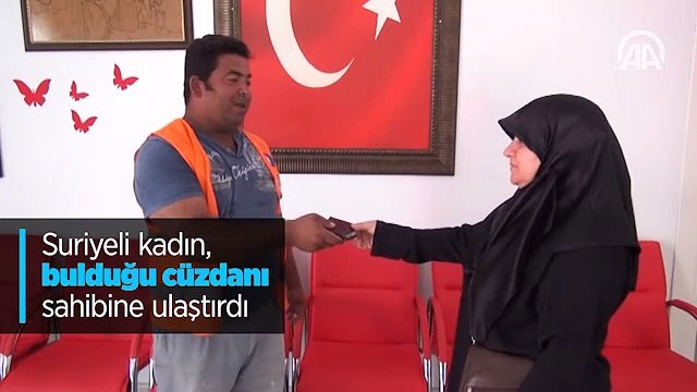 Suriyeli kadın, bulduğu cüzdanı sahibine ulaştırdı