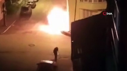 Park halinde bir anda alev aldı... Evinden kovayla su taşıdı