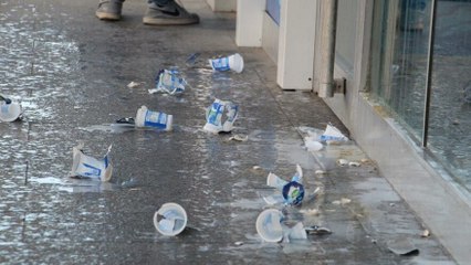 Kredi borcunu ödeyemediği banka şubesine ayran ve yumurtayla saldırdı