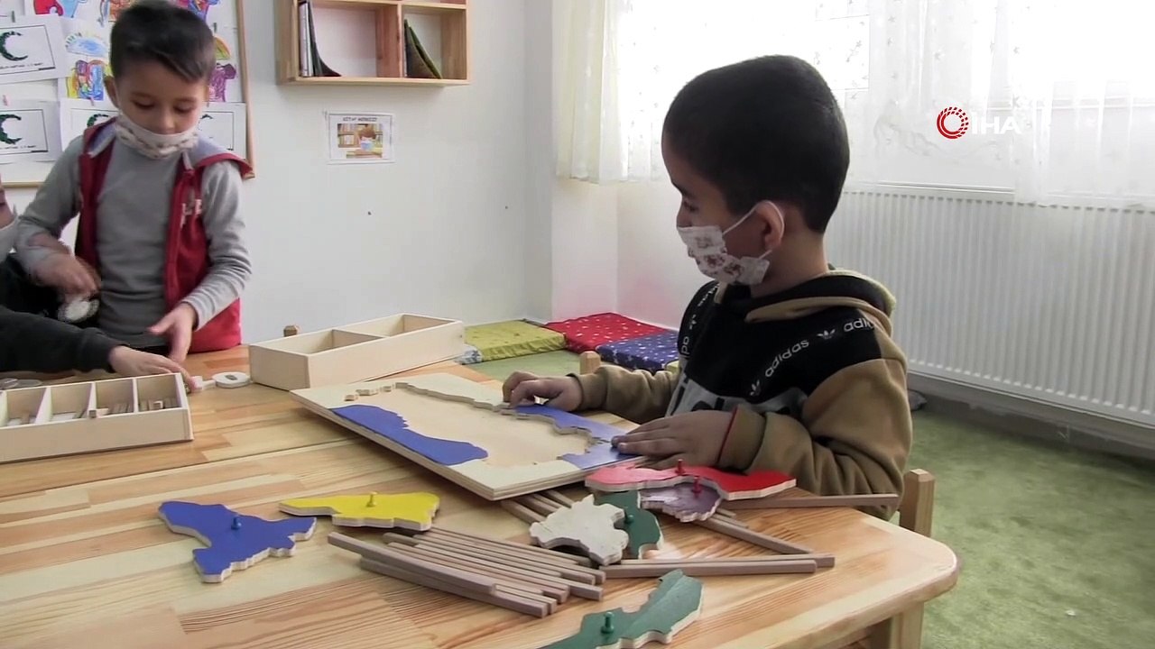 Minik öğrenciler kanserojen madde içeren plastik araç gereçler yerine ahşap malzemelerle oyun oynuyor