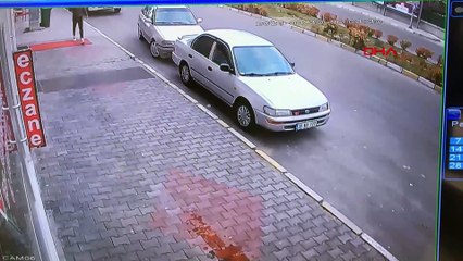 Alev topuna dönen otomobilden son anda kurtuldular