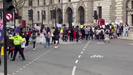 Myanmar'daki askeri darbe İngiltere'de protesto edildi