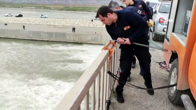Çayda mahsur kalan Suriye uyruklu 2 kişi halat yardımıyla kurtarıldı