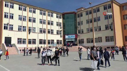 Nefes borusu tıkanan öğrenciyi öğretmeni kurtardı.. O anlar kameraya yansıdı