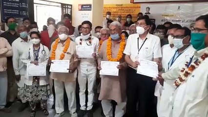 संभागीय आयुक्त ने जिस अस्पताल को दिया नोटिस, उसे ही आदर्श बता कर्मचारियों का किया सम्मान