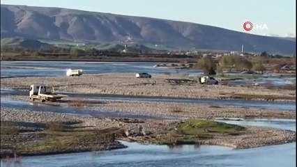 Baraj kapakları açıldı, vatandaşlar suda mahsur kaldı