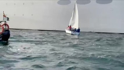 Un pequeño velero choca contra un megayate en Vigo