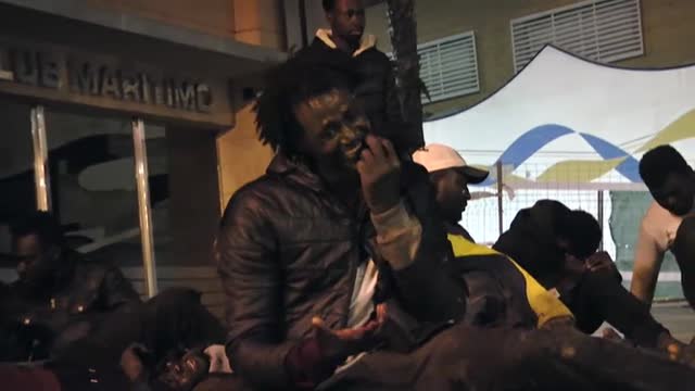 Una treintena de inmigrantes celebran el logro de haber llegado a Melilla saltando la valla