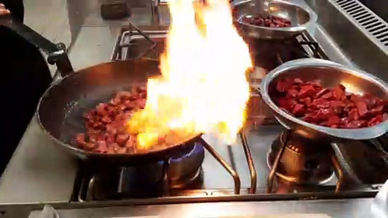 En coulisses dans la restauration scolaire des établissements publics de Castelnau d'Estretefonds.