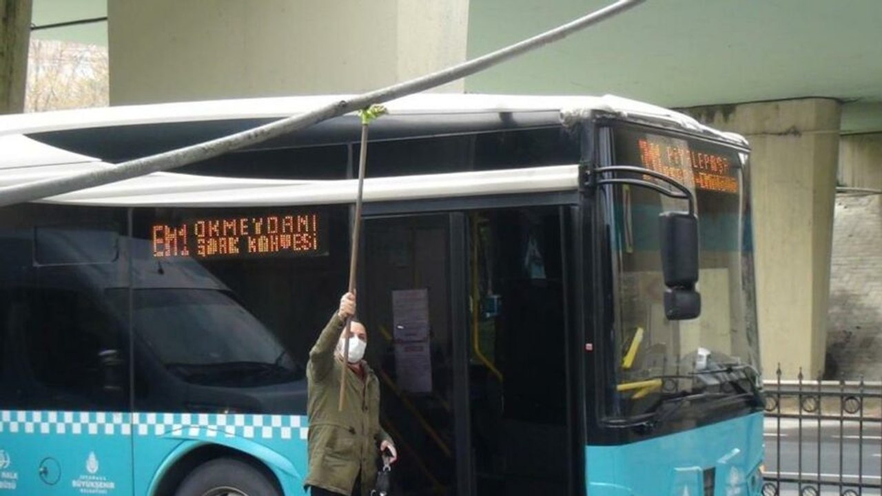 Şişli’de yola düşen elektrik kablosuna fırçalı çözüm