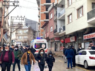 8 metre yüksekte ördüğü duvarla birlikte yere çakıldı