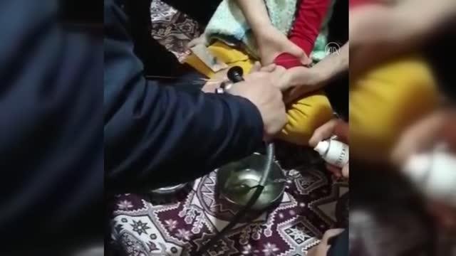 Son dakika haber... Parmağını kapı topuzuna sıkıştıran çocuğun imdadına itfaiye yetişti