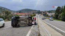 Kayganlaşan yolda takla atan otomobilden yaralanmadan kurtuldular