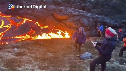 Un fotógrafo casi es quemado por la lava del volcán islandés por una foto
