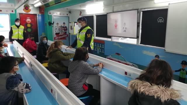 AFYONKARAHİSAR - Öğrencilere Jandarma Mobil Trafik Eğitim Tırında trafik kuralları anlatıldı