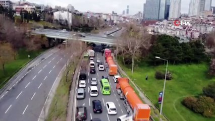 Şişli’de yola düşen elektrik kablosuna kepçeli, otobüse fırçalı çözüm kamerada