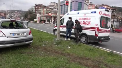 Kamyonun çarptığı otomobil refüje çıkarak elektrik direğine çarptı