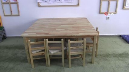 Minik öğrenciler kanserojen madde içeren plastik araç gereçler yerine ahşap malzemelerle oyun oynuyor