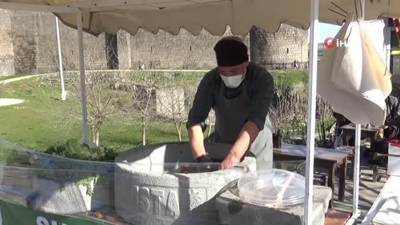 Diyarbakırlı taş ustası, bazalt taşından çiğ köfte teknesi yaptı