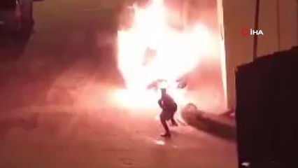 Park halinde bir anda alev aldı... Evinden kovayla su taşıdı