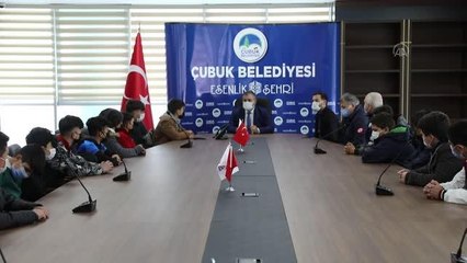 Descargar video: Çubuk Belediye Başkanı Demirbaş, minik futbolcularla buluştu