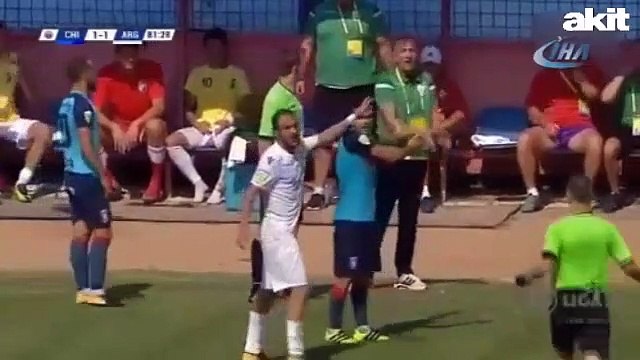 Sahalarda görülmemiş olay! Teknik direktör faul yaptı