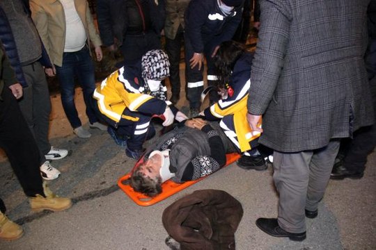 Bariyerlere çarpıp takla atan otomobil metrelerce ters sürüklendi: 1 yaralı