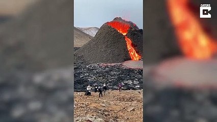 Ils font une partie de volley au pied d'un volcan en eruption