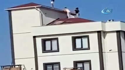 Bu kadarına pes! Fotoğraf için küçük kızın canını hiçe saydılar