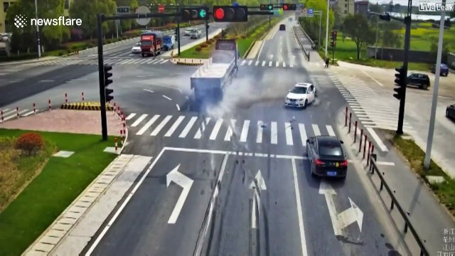 Freinage d'urgence à un feu mais le pire est évité