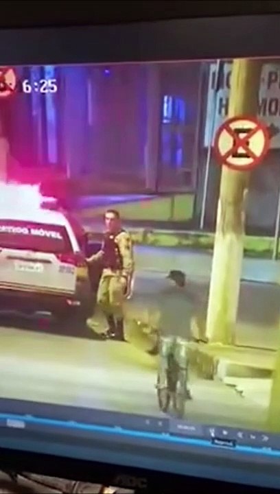 Ce jeune à vélo s'en prend à une voiture de police, devant les policiers... Idiot