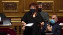 le Sénat interdit les drapeaux étrangers dans les mariages: colère d'Esther Benbassa